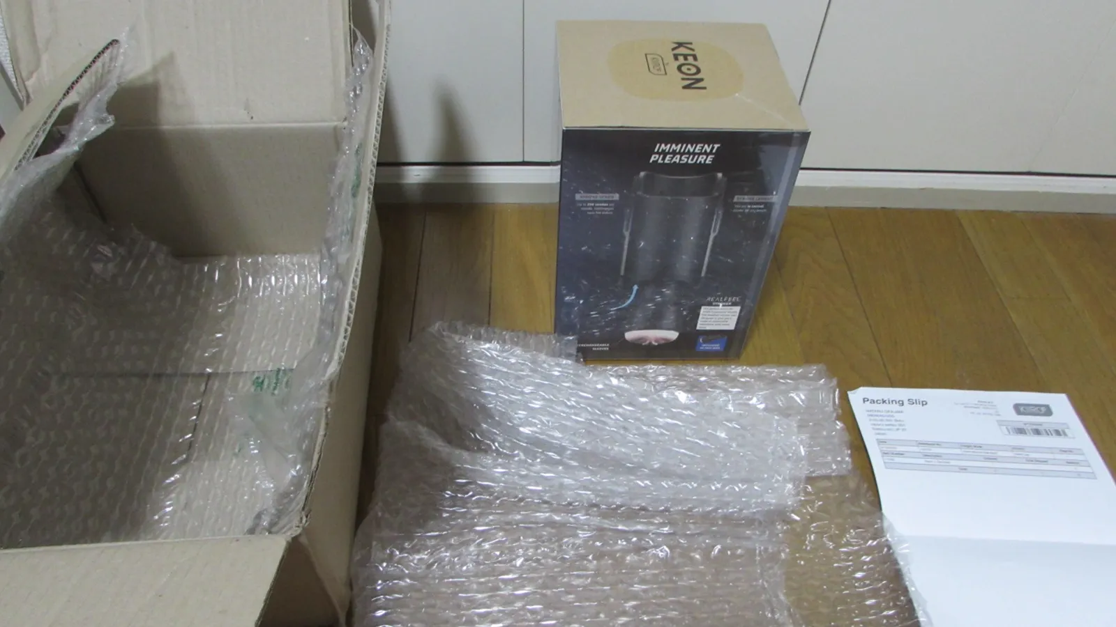 正在拆开从海外寄来的产品包装