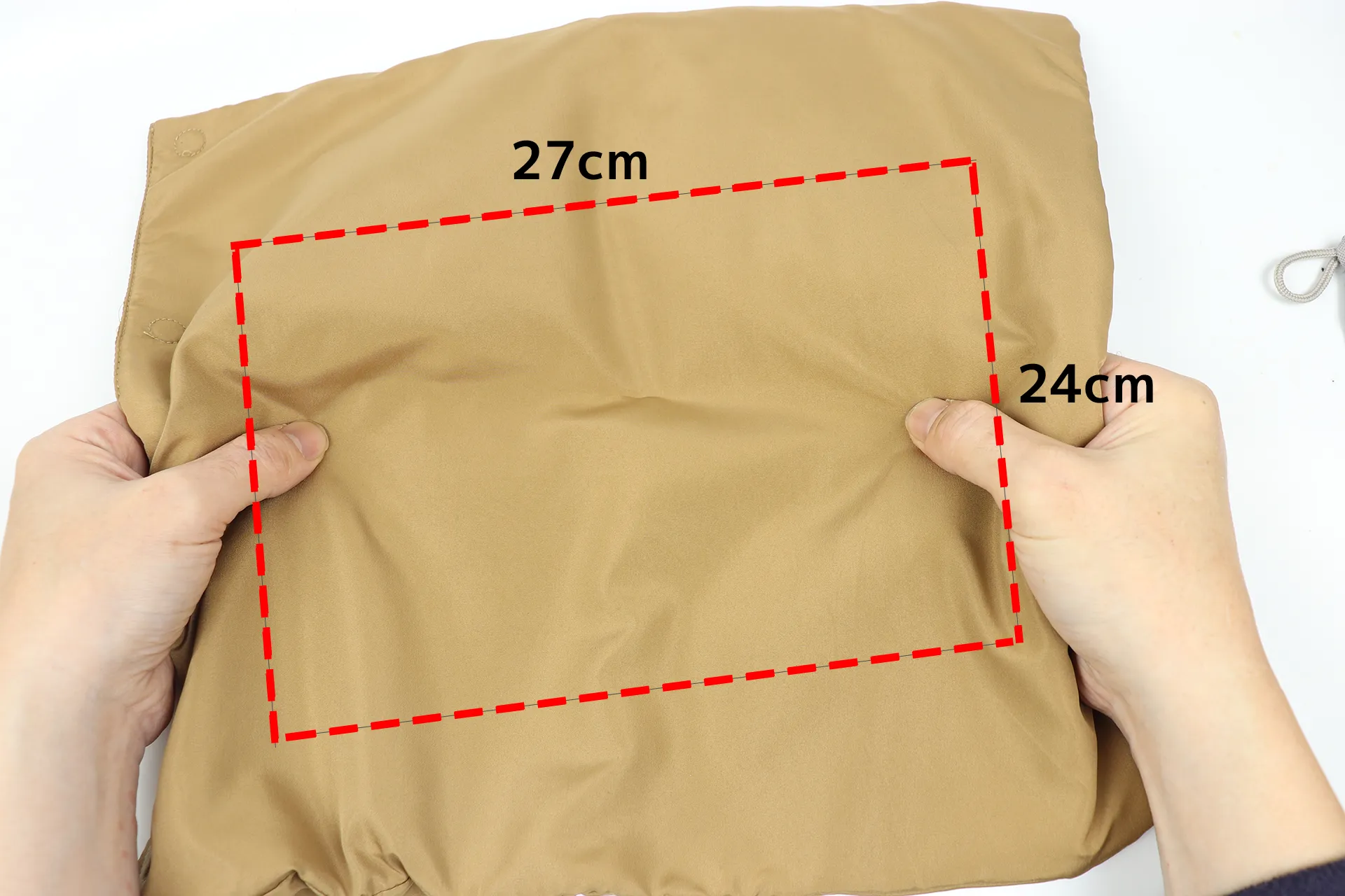 35cm×38cmの製品内部に27cm×24cmのグラフェンシートが入っている様子