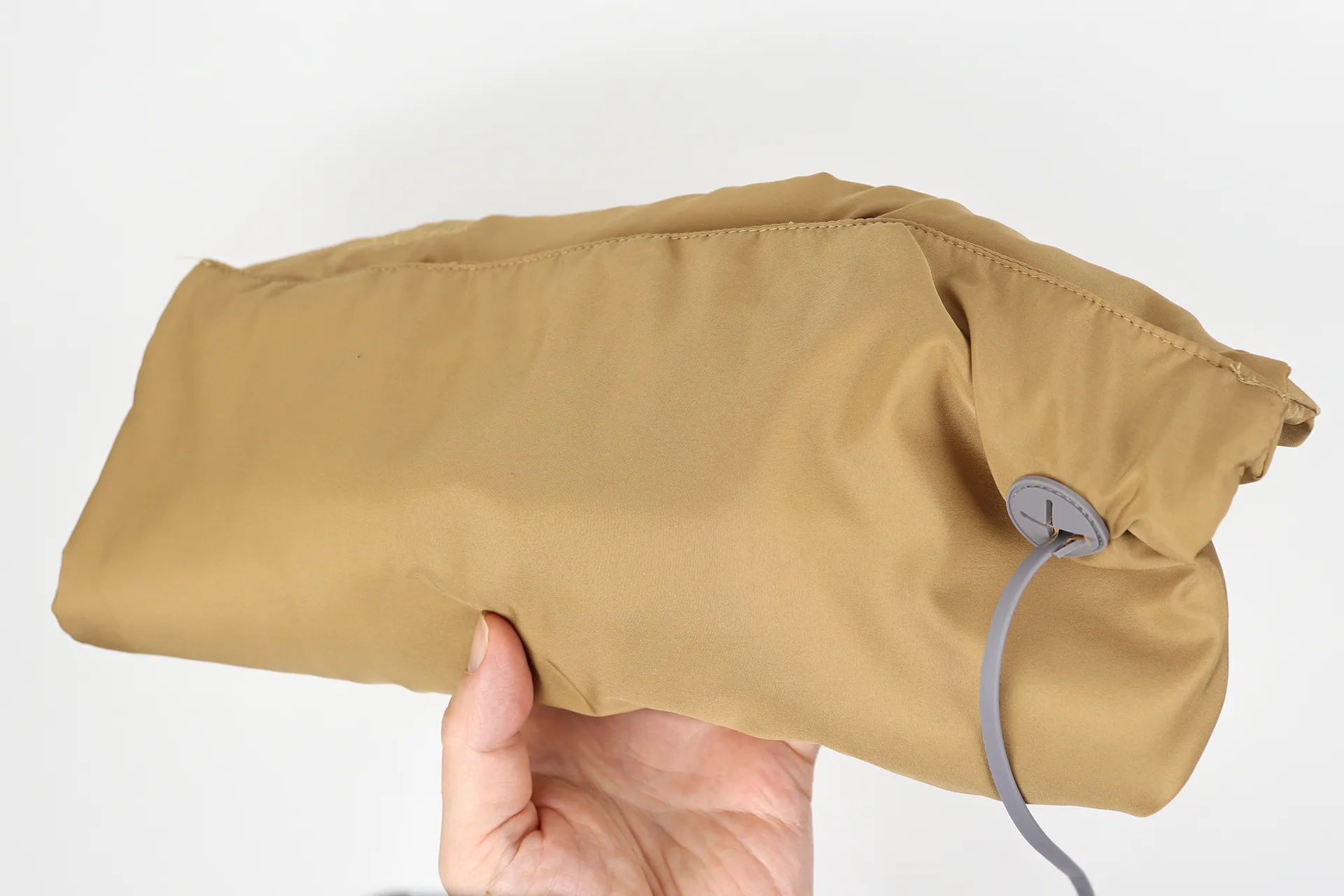 マグネットが付いていて、くっつけると筒形の形状になります。