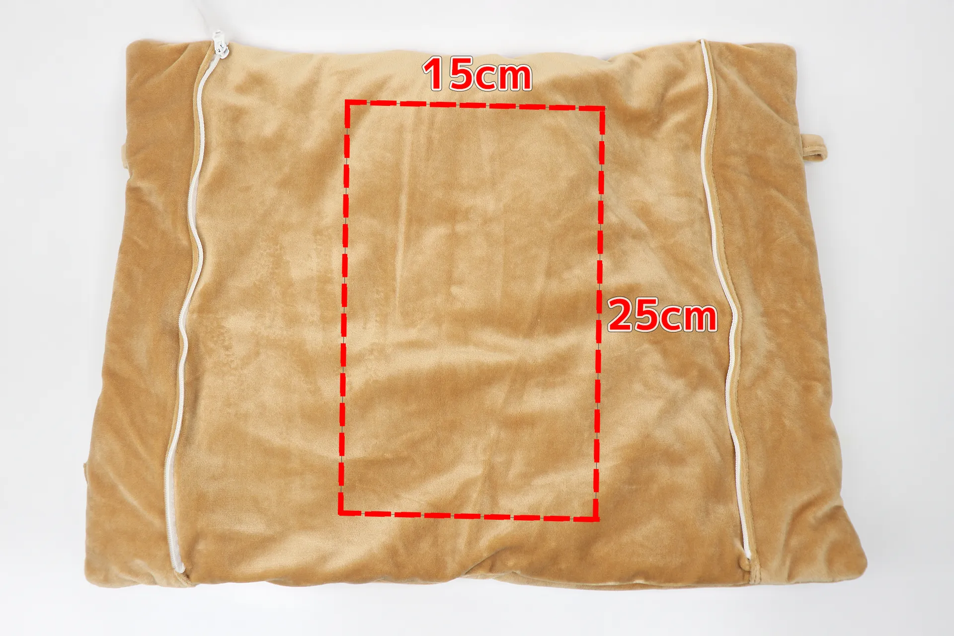 42cm×31cmの製品内部に25cm×15cmのグラフェンシートが入っている様子