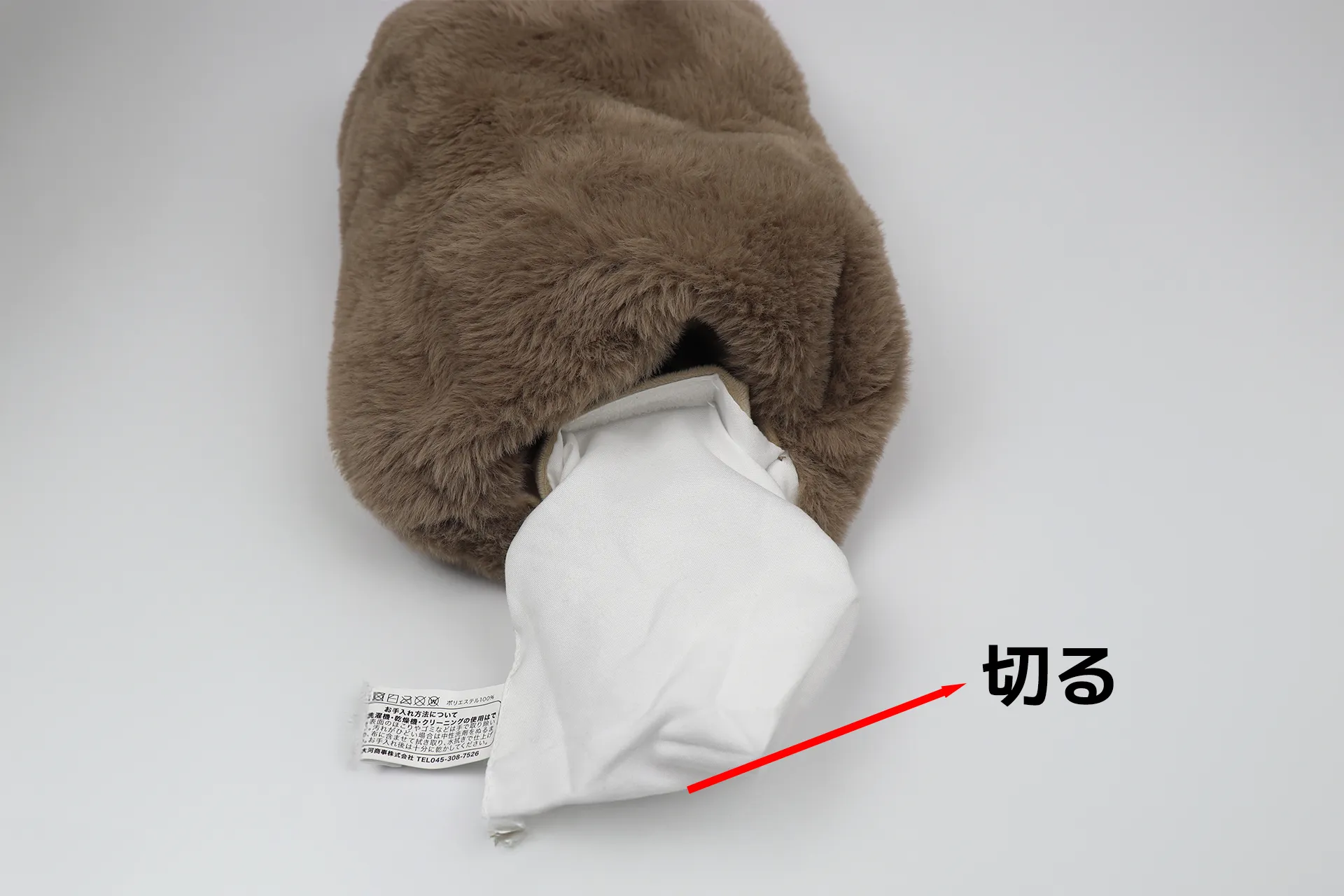 綿の出し方ですが、モバイルバッテリーを入れれるポケットを引き出して底の部分の縫い目をハサミで切ります。