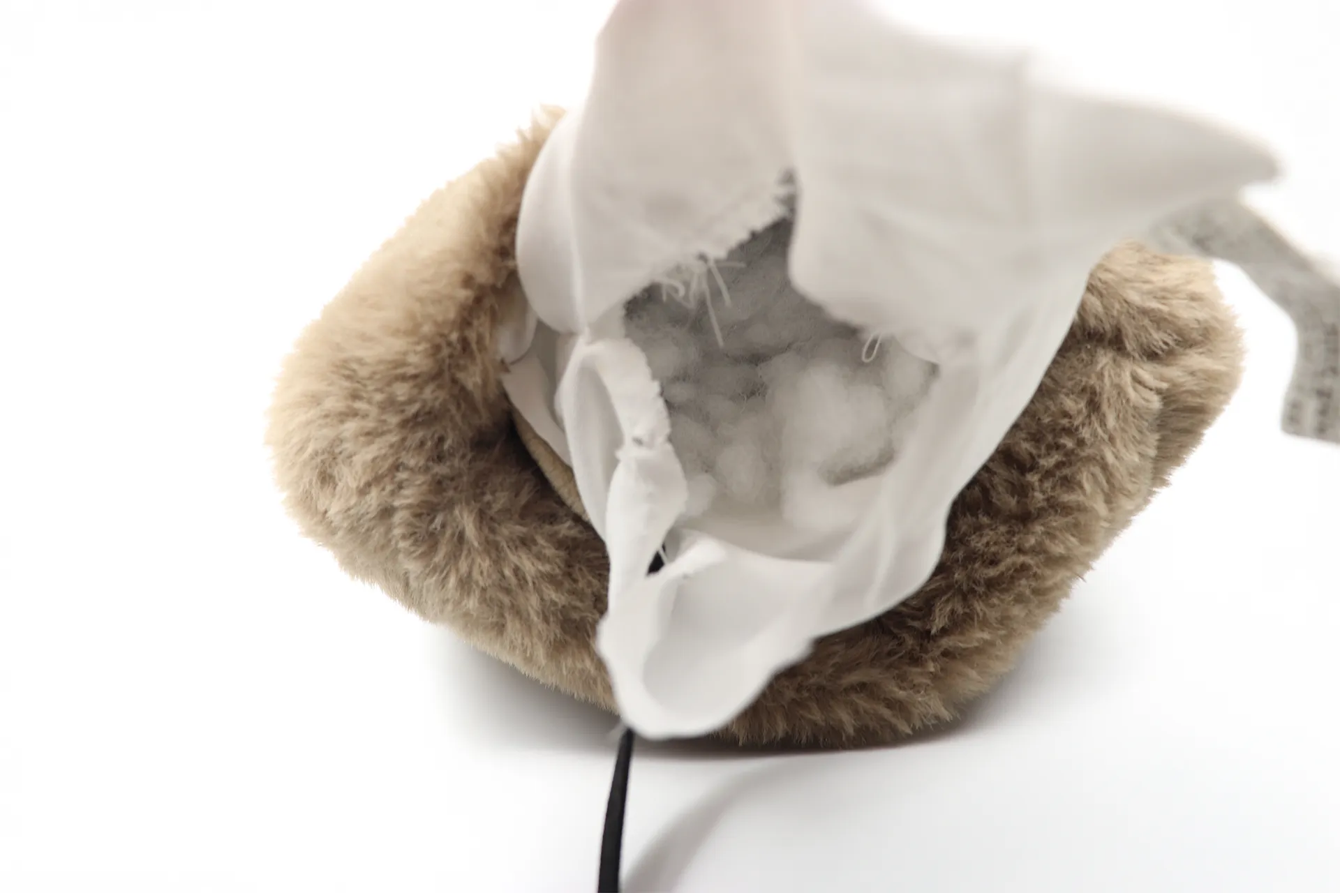 綿が見えますので、手を入れて取り出します。