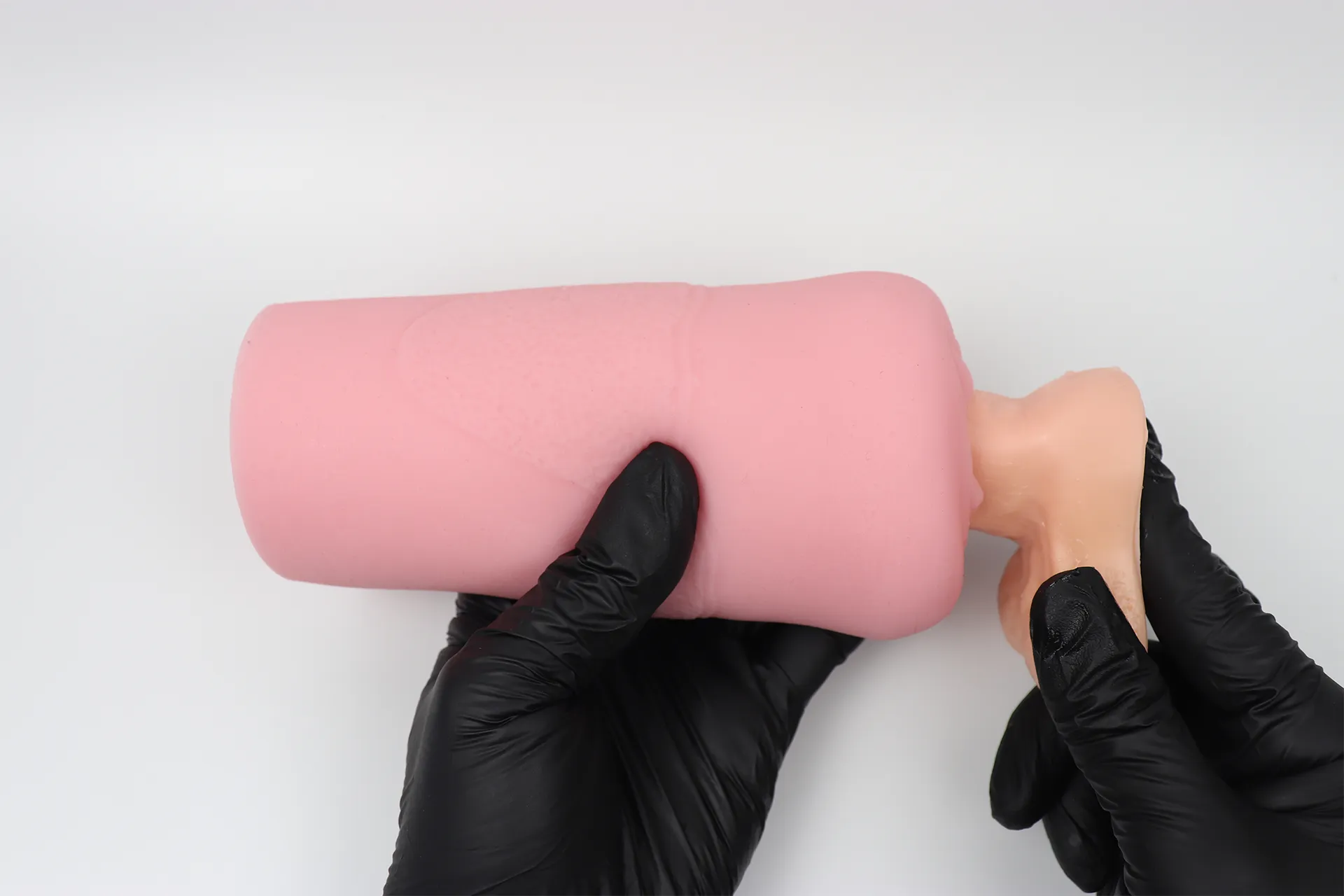 ももわれにディルドを挿入して真横から見た様子