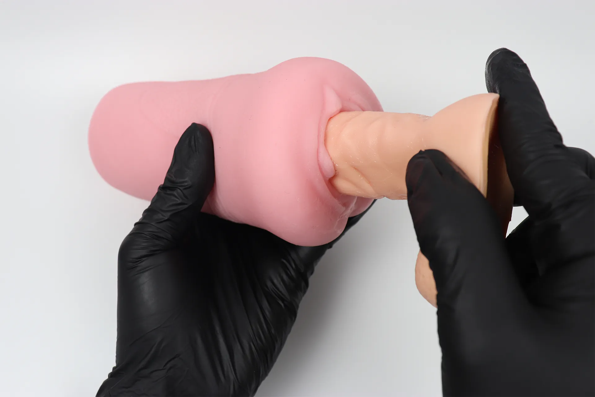 ももわれにディルドを浅く挿入している様子