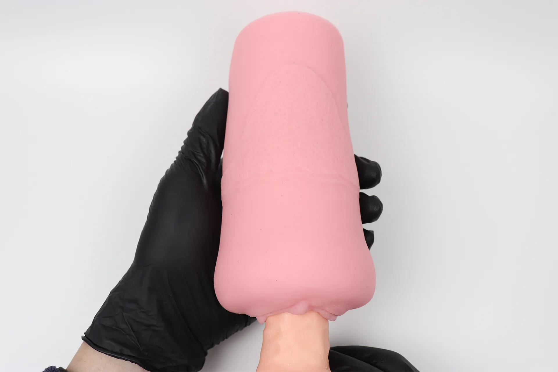 ももわれにディルドを正面から挿入した様子