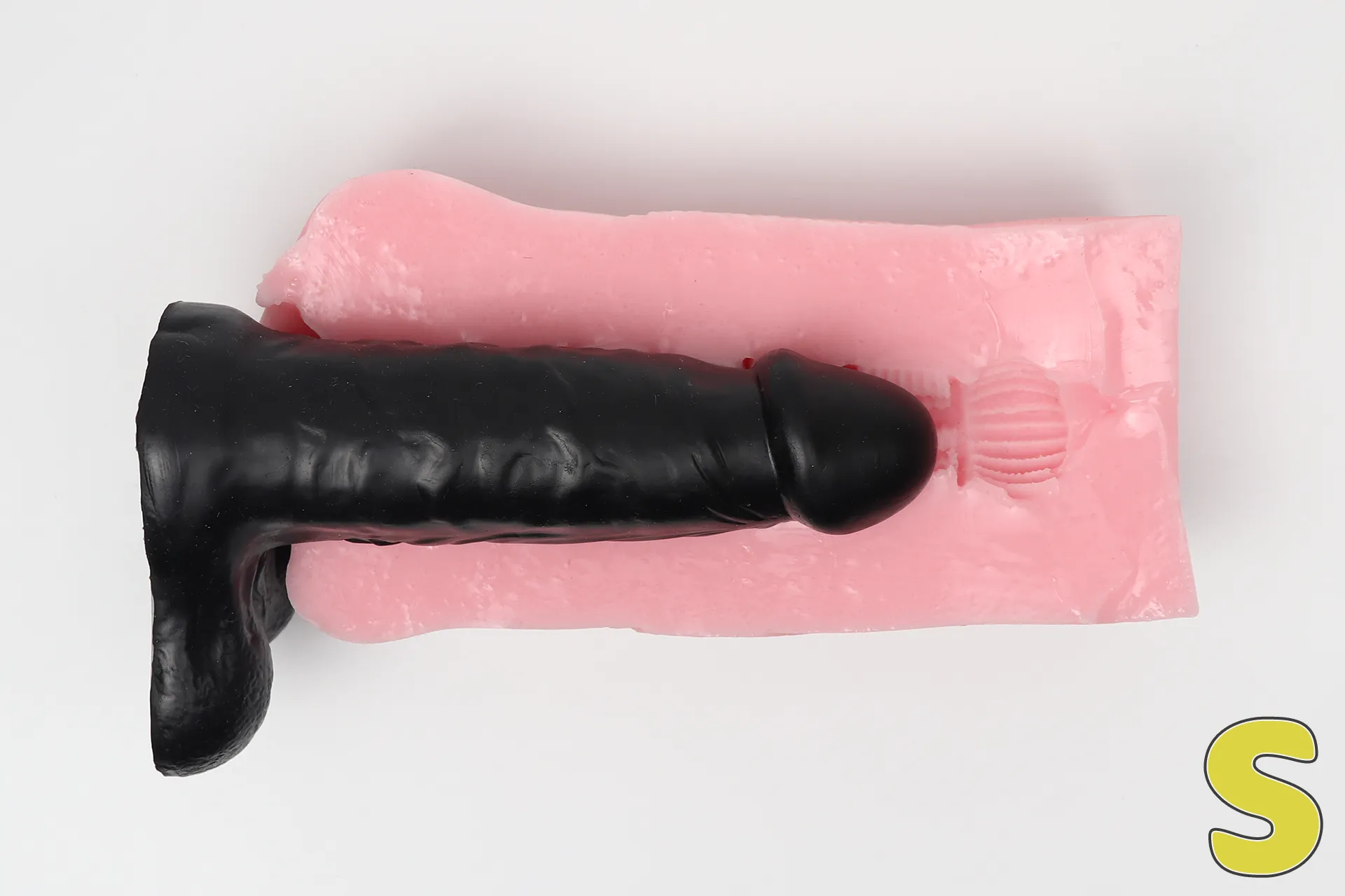 ももわれを半分に切断し、ディルドSを乗せた様子