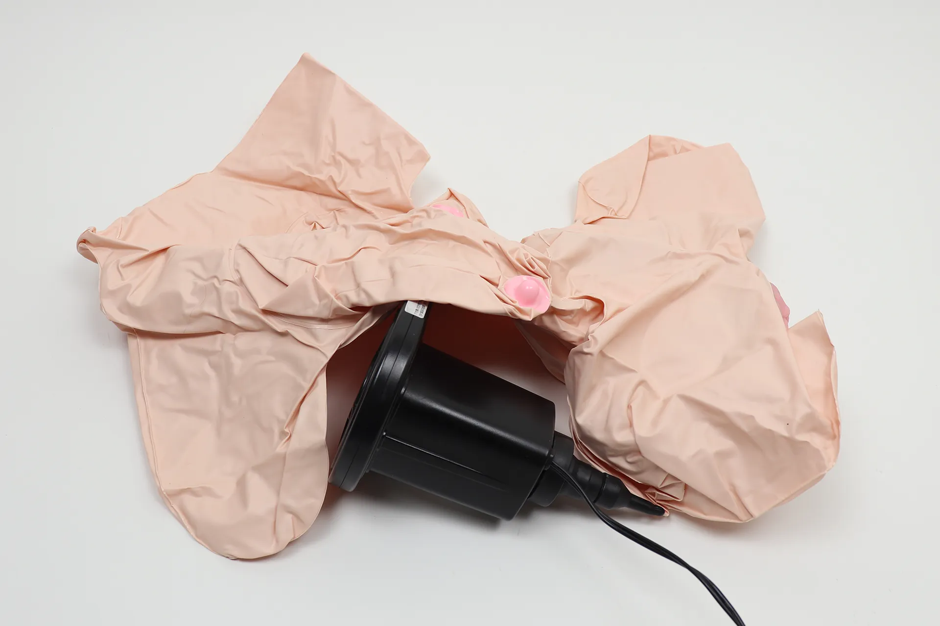 爆乳ガールフレンドの空気口に電動エアーポンプのノズルを挿した様子