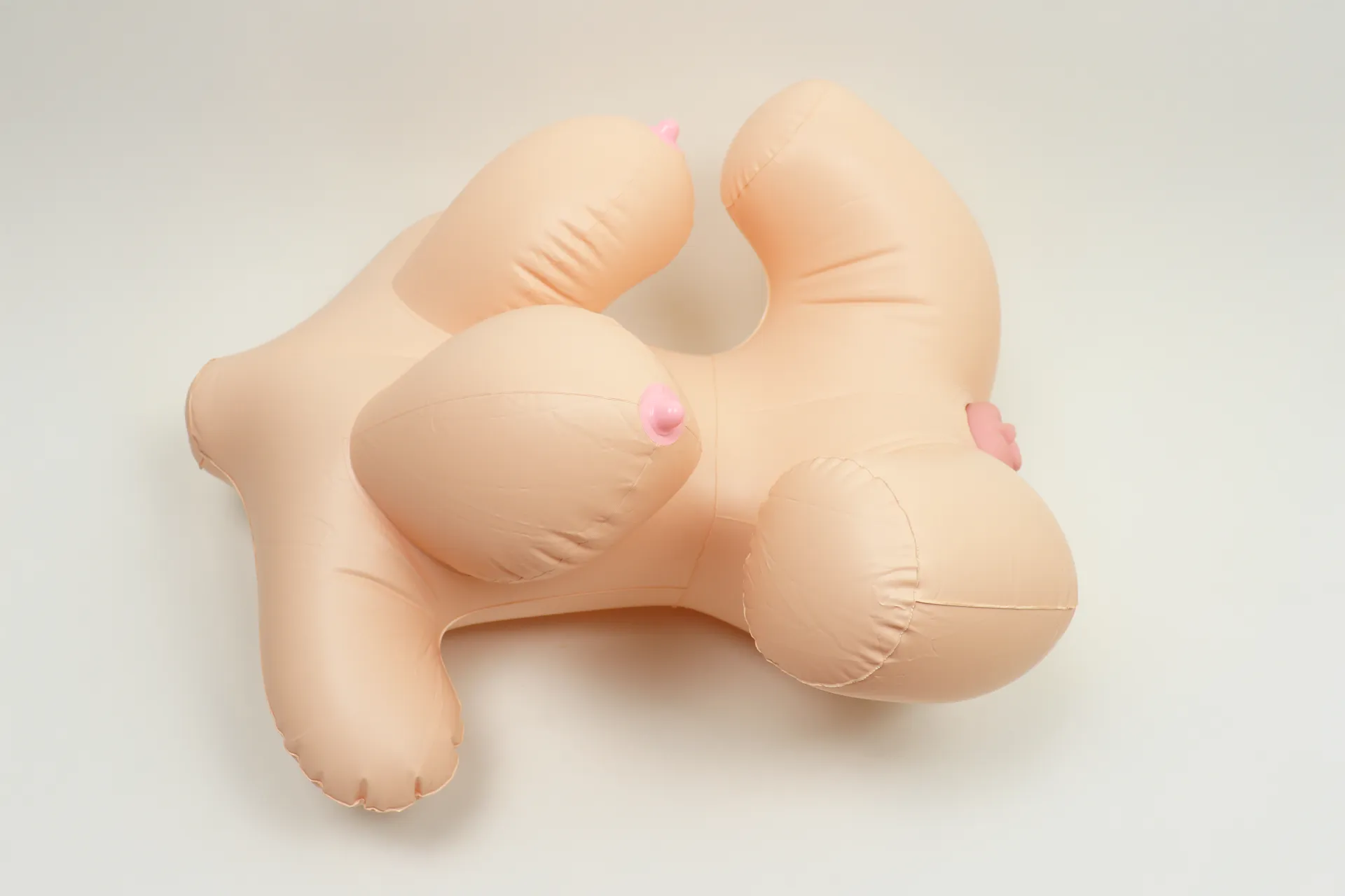 爆乳ガールフレンドを横側から見た様子