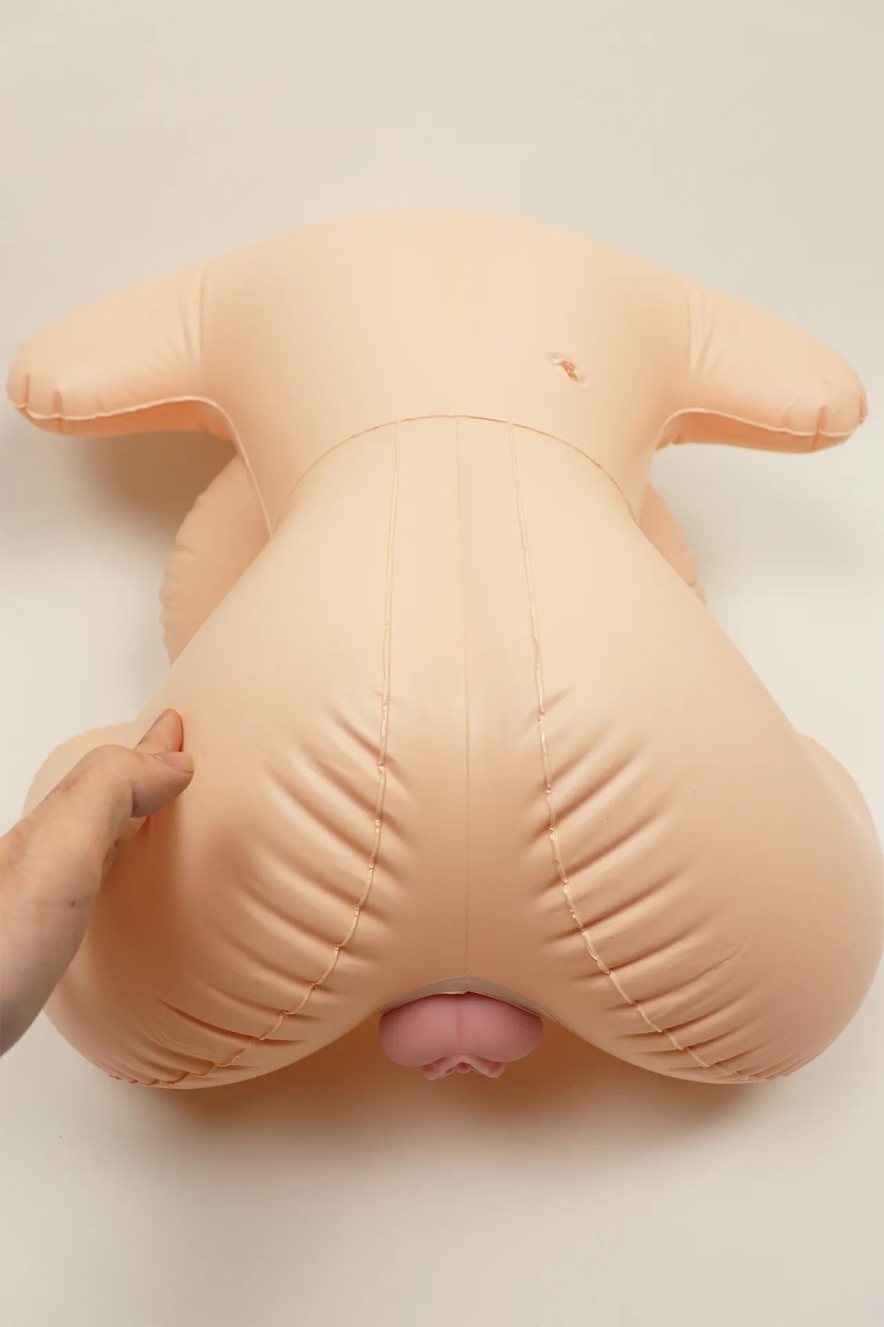 爆乳ガールフレンドを裏返して後方から眺めた様子